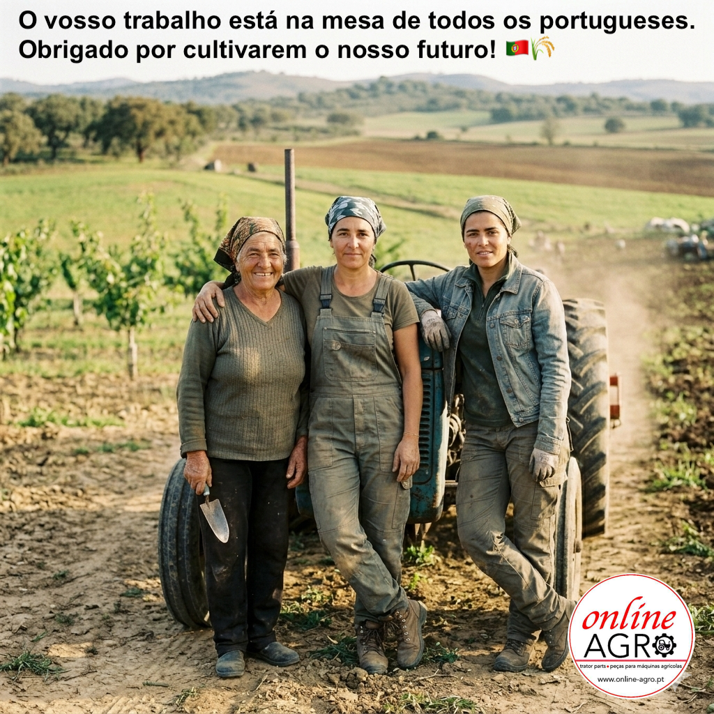 Três mulheres agricultoras com roupas de trabalho e lenços na cabeça posando em frente a um trator no campo