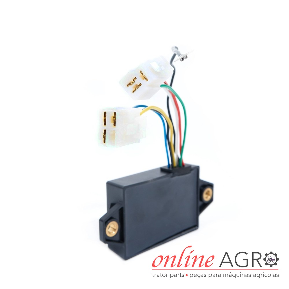 Regulador de tensão, Mitsubishi, OAS128009PT Peça eletrónica preta com fios coloridos e conectores brancos em fundo branco