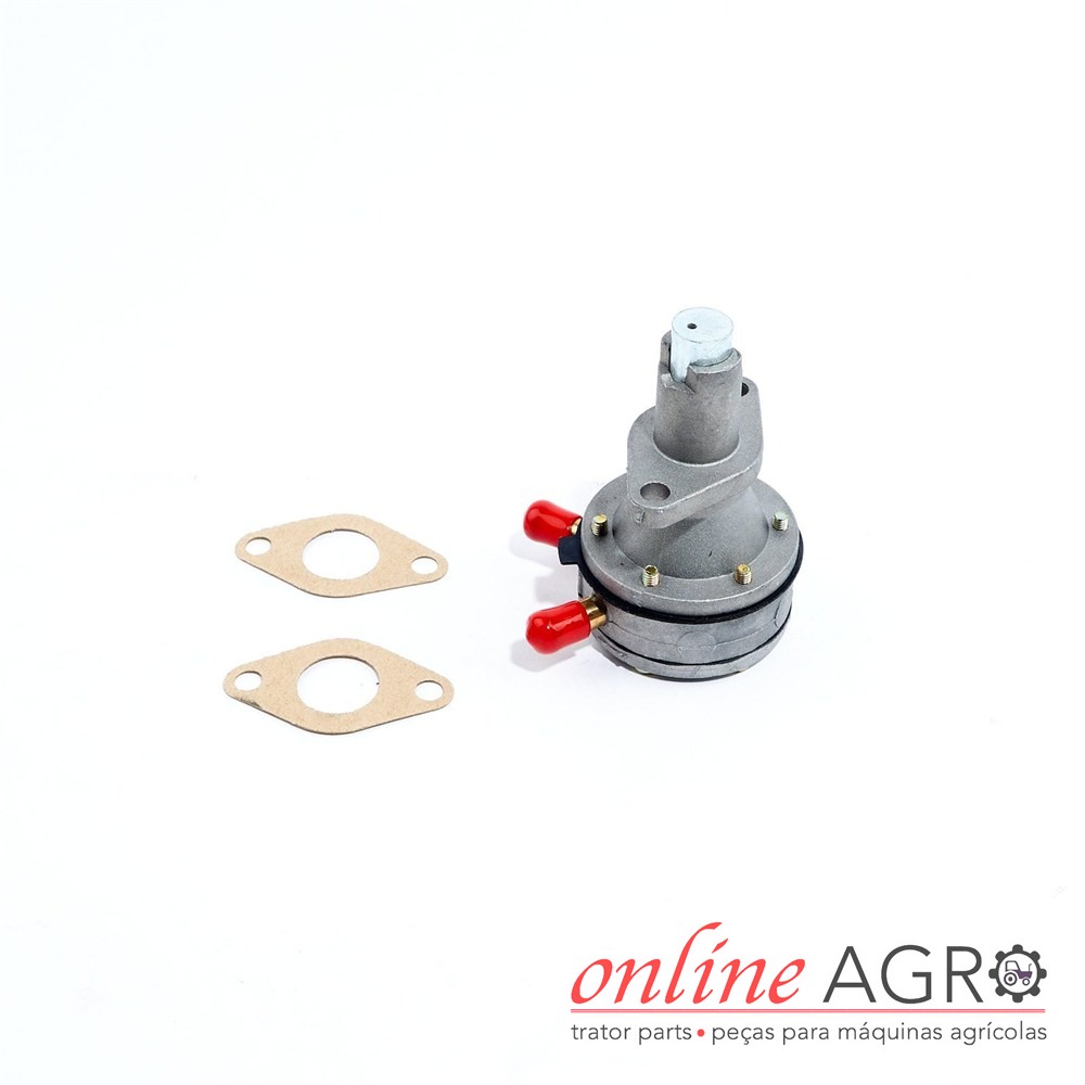Bomba de alimentação de combustível, Kubota, OA1526352030PT Bomba de combustível em metal com ponteiras vermelhas e duas juntas de papelão sobre fundo branco.