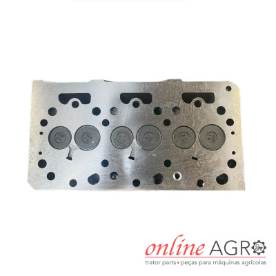 Placa metálica para motor com orifícios em fundo branco e logo online AGRO