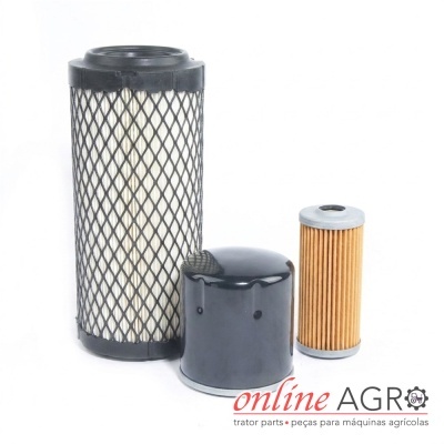 Conjunto de três filtros para máquinas agrícolas, material papel e metal, filtro ar com proteção rede preta, filtro metálico preto e filtro óleo amarelo.