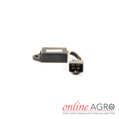Módulo elétrico preto com conector de quatro pinos e fios coloridos em fundo branco
