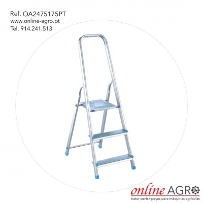 Escada metálica de três degraus com revestimentos azuis