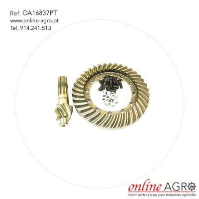 Peças metálicas de engrenagens douradas para máquinas agrícolas sobre fundo branco