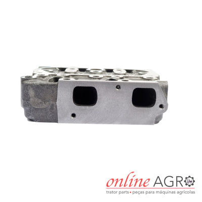Peça metálica de motor em fundo branco com logótipo online AGRO