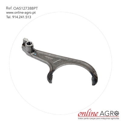 Peça metálica cinzenta em forma de garfo com texto DTA sobre fundo branco