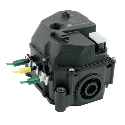 Componente industrial em plástico preto com conectores coloridos e parafusos, fundo branco