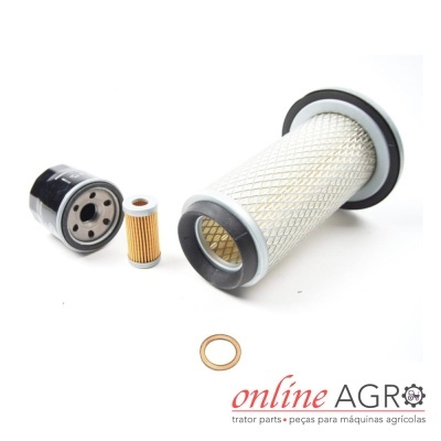 Três filtros de máquina agrícola e junta metálica sobre fundo branco com logótipo online AGRO