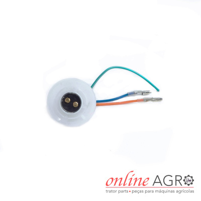 Tomada elétrica com fios coloridos e texto online AGRÓ num fundo branco