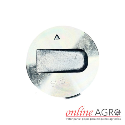Peça metálica redonda com inscrição SL5 e logotipo online AGRO em fundo branco