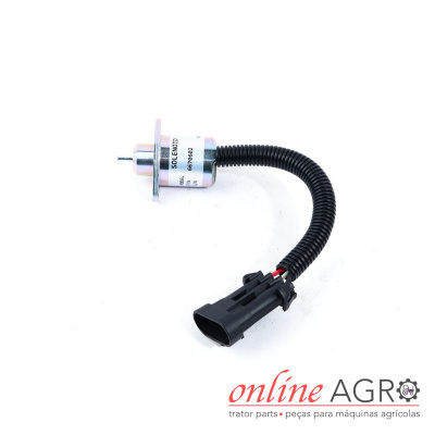 Solenoide metálico com cabo e conetor preto sobre fundo branco