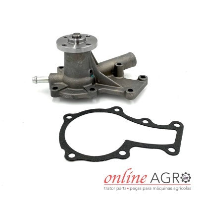 Bomba de água metálica para tractor com flange e junta preta sobre fundo branco