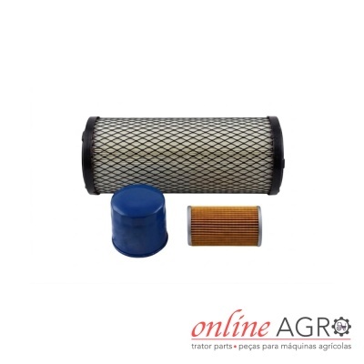 Conjunto de três filtros para máquinas agrícolas, um com malha metálica preta, um filtro azul metálico e um filtro de papel castanho.
