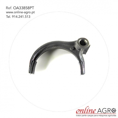 Peça metálica preta com orifício circular sobre fundo branco e texto