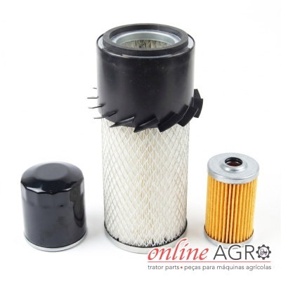 Três filtros para máquinas agrícolas de diferentes tipos e tamanhos, sobre fundo branco.
