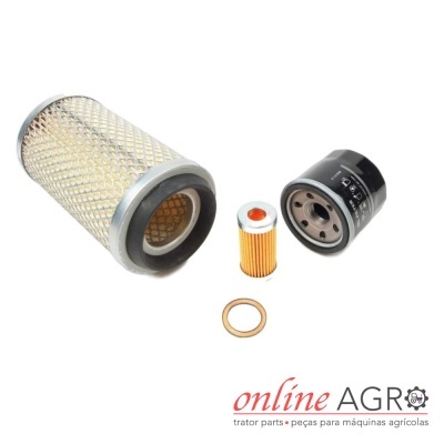 Conjunto de quatro filtros para máquinas agrícolas sobre fundo branco