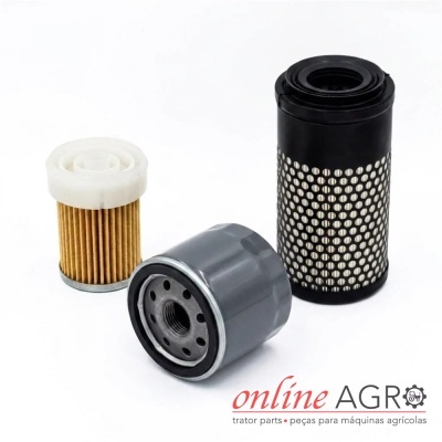 Conjunto de três filtros para máquinas agrícolas sobre fundo branco com texto e logotipo.