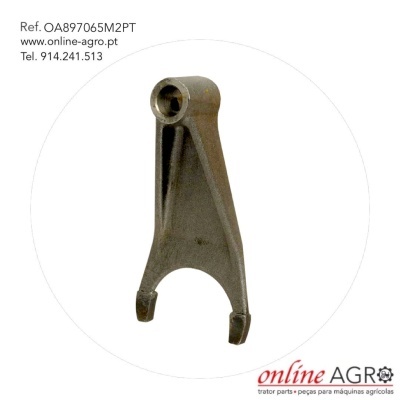 Peça metálica cinzenta para máquina agrícola com texto de referência e contacto