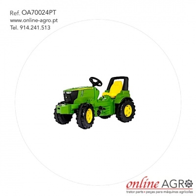 Trator de brinquedo verde com assento amarelo e volante preto em fundo branco