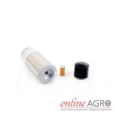 Conjunto de três filtros para máquinas agrícolas em fundo branco