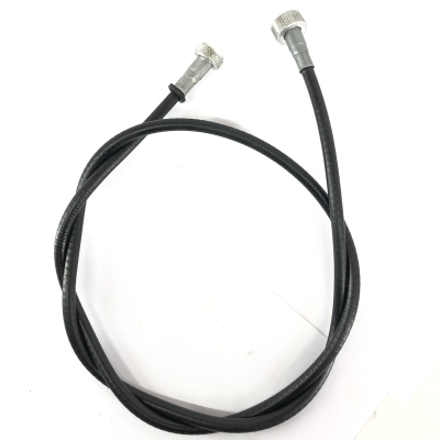 Cabo preto com terminais metálicos sobre fundo branco