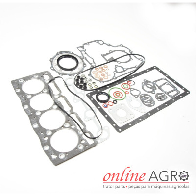 Conjunto de juntas para motor com várias peças para máquinas agrícolas sobre fundo branco, visto de cima.