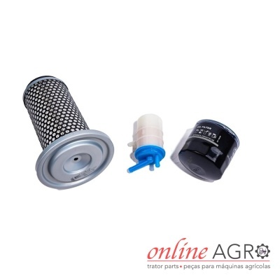 Três filtros para máquinas agrícolas em fundo branco
