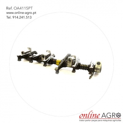 Peça metálica para máquina agrícola com molas e alavancas sobre fundo branco