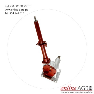 Peça mecânica vermelha e metálica para máquinas agrícolas com base metálica prateada