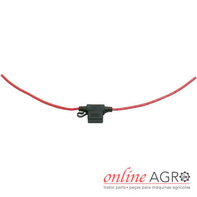 Cabo elétrico vermelho com conector preto ao centro e fundo branco