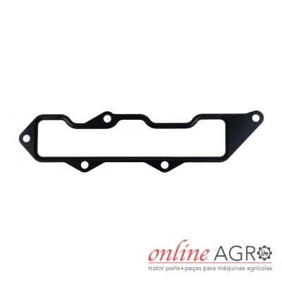 Peça de vedação preta com forma retangular e vários furos, sobre fundo branco e logótipo online AGRO.