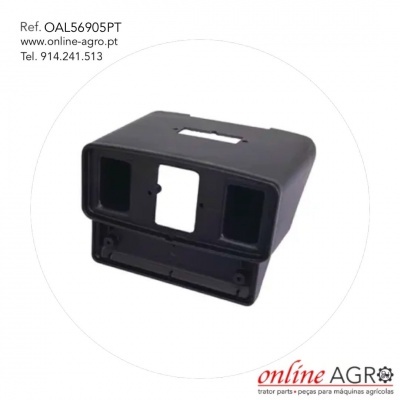 Peça plástica preta com aberturas retangulares e texto de referência e contato no fundo