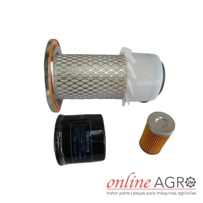 Três filtros para máquinas agrícolas de várias formas e cores sobre fundo branco.