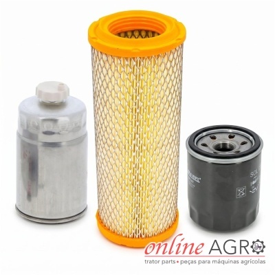 três filtros para máquinas agrícolas em fundo branco