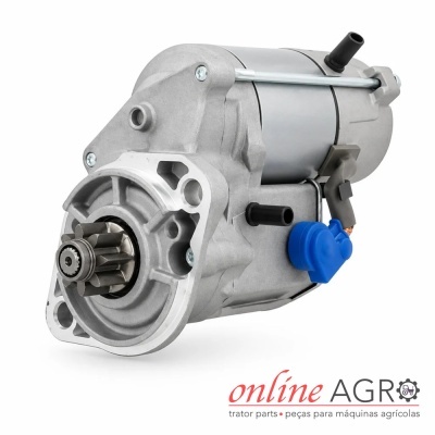 Motor de arranque metálico com detalhes pretos e botão azul em fundo branco