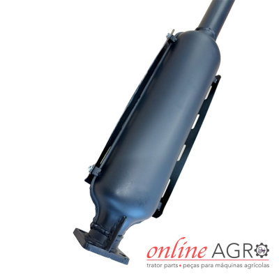 Escape preto para máquina agrícola com suporte e flange sobre fundo branco