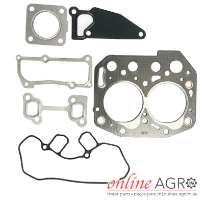Conjunto de juntas metálicas e de borracha para motor sobre fundo branco