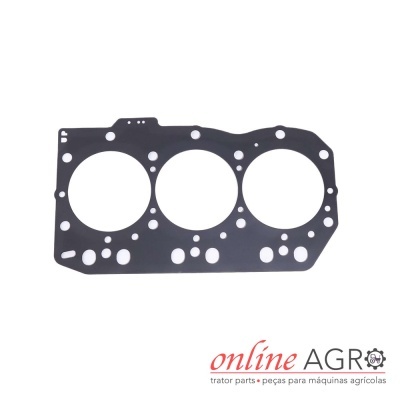 Junta de motor preta com três grandes orifícios circulares e vários pequenos, sobre fundo branco com logotipo online AGRO