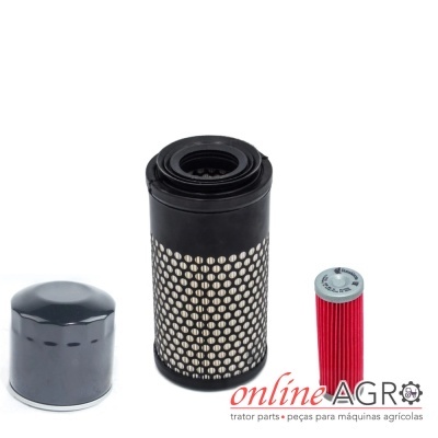 Três filtros para máquinas agrícolas em fundo branco, incluindo filtro de óleo preto, filtro de ar preto com padrão e filtro vermelho pequeno.