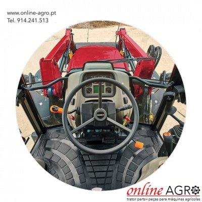 Interior do cockpit de trator agrícola vermelho com volante e painel de controlo