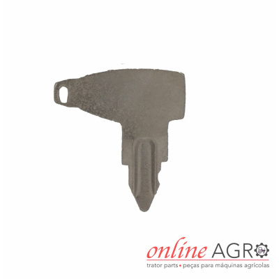 Chave metálica cinzenta para máquinas agrícolas sobre fundo branco com logotipo online AGRO