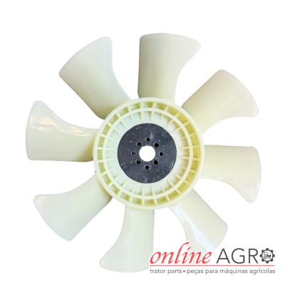 Hélice de ventilador branca com oito pás e centro metálico, em fundo branco