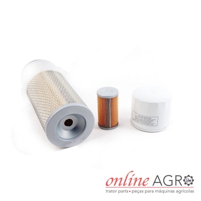 Três filtros para máquinas agrícolas em fundo branco.