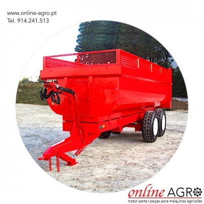 Reboque agrícola vermelho em terreno arenoso com texto de contacto