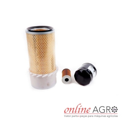 Conjunto de três filtros para maquinaria agrícola em fundo branco