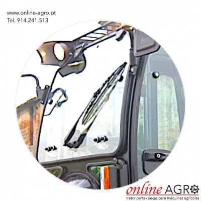 Vista frontal do interior de trator agrícola com texto do website e contacto