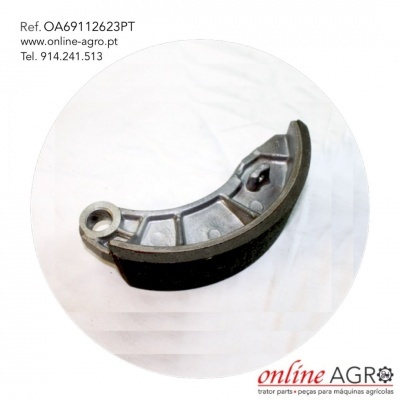 Peça metálica semicircular com revestimento preto sobre fundo branco com texto e logo.