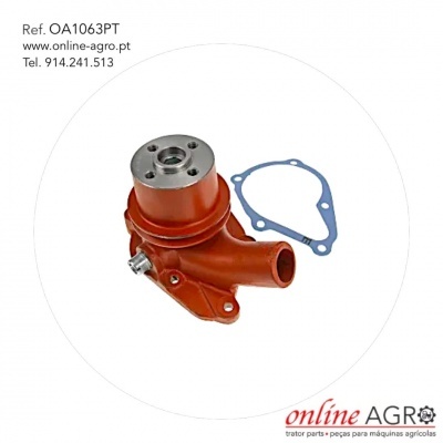 Peça metálica vermelha com flange prateada e junta de vedação azul sobre fundo branco.