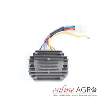 Regulador retificador cinzento com fios e conector plástico em fundo branco com logótipo online AGRO