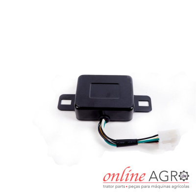 Peça eletrónica com fios coloridos e conector branco